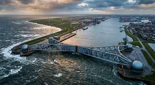 2 portas de aço com 210 metros fecham o acesso ao porto de Roterdã quando o Mar do Norte ameaça avançar sobre a Holanda