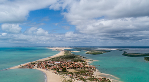 Galinhos, a pequena vila no Rio Grande do Norte onde carros ficam no continente e o caminho é feito de barco, buggy e charrete