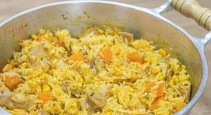 Galinhada completa com arroz e legumes feita numa panela só, para um almoço prático e cheio de sabor