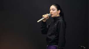 Lorde traz Charli XCX ao palco e dá volta da vitória como atração principal no Lollapalooza 2026