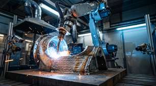 Impressoras gigantes fabricam peças metálicas em camadas para reduzir dependência de moldes e fundições