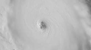 Satélite captura olho de ciclone com vento de quase 300 km/h