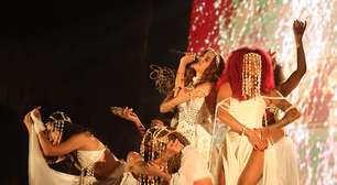Emocionada, Anitta aposta em crochê branco com búzios em estreia da turnê "Equilibrivm", em Porto Alegre
