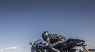 Há 30 anos, um pacto japonês limitava a velocidade das motocicletas a 300 km/h, então, a Suzuki Hayabusa estabeleceu nova marca, atingindo quase 450 km/h