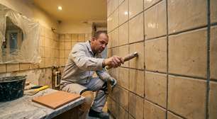 Trocar azulejo antigo exige verificar o que está solto antes de cobrir a parede