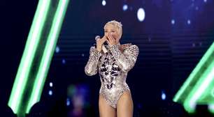 "Voo da virilha": Xuxa se emociona em 2º show, pede netos para Sasha e Bruna Marquezine e rebate haters dizendo que usa meias