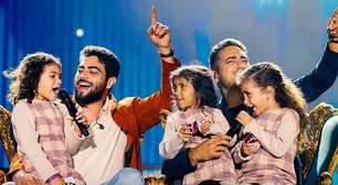 Henrique &amp; Juliano cantam "Novo Eu" com as filhas em show do "Manifesto Musical"