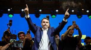 Flávio Bolsonaro minimiza críticas ao uso de vídeo feito por IA com seu pai em convenção do PL