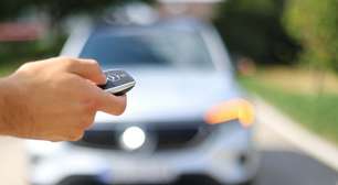 O controle da chave do seu carro faz mais do que apenas destravar as portas; se você mantiver este botão pressionado, ativa uma função oculta que ajuda a combater o calor