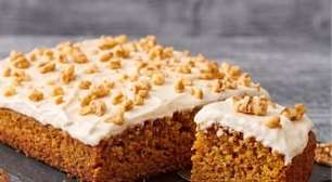 Bolo de cenoura com especiarias e cobertura cremosa