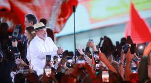 Com tapete vermelho e clima de show, PT oficializa Lula como candidato à reeleição à Presidência