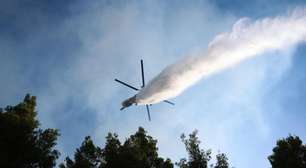 Dois helicópteros colidem no ar enquanto combatem incêndio na Grécia