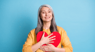 Agosto Azul e Vermelho: 7 cuidados que toda mulher deve ter após os 40 anos