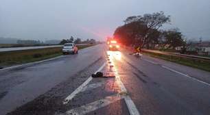Motorista foge após atropelamento que deixou um morto e um ferido grave na BR-116