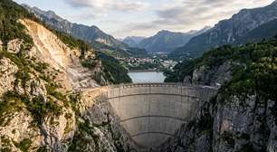 Com 262 metros de altura, a Barragem de Vajont permaneceu praticamente intacta depois de uma das maiores tragédias da engenharia moderna