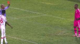 Vídeo: goleiro se confunde com linhas do campo e é expulso na África do Sul