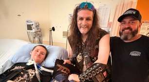 Banda de heavy metal realiza show em hospital como último desejo de fã