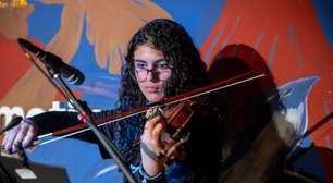Bisneta de cirandeiro, adolescente de 15 anos diz que foi mordida por 'bichinho da música' e sonha em ser violinista