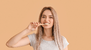 7 hábitos comuns que podem danificar os dentes
