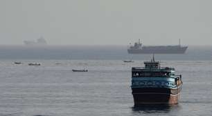Projétil atinge navio no Estreito de Ormuz; tripulação abandona navio e busca desaparecido