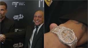 Roberto Carlos ostenta relógio cravejado de diamantes em leilão de Neymar; saiba quanto vale