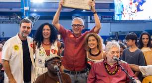 Cantor Zé Renato é homenageado com Título de Cidadão Honorário Carioca pela vereadora Maíra do MST