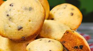 Bolinho de iogurte rápido e fofinho, feito com uma massa tão leve que derrete na boca