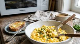 Ovos mexidos no micro-ondas: receita rápida, cremosa e saudável para o café da manhã