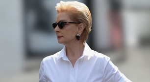 Carolina Herrera reinventa a camisa branca com um toque superfeminino que fica bem em qualquer idade