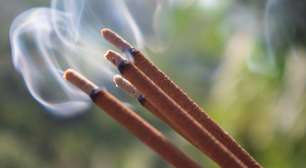 Quer afastar as energias negativas do lar? Acenda um incenso