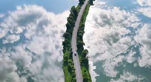 A impressionante estrada sob as nuvens na China cria uma perfeita ilusão visual de carros voadores