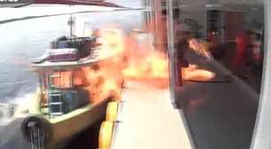 Homem corre e mulher pula em rio após barco explodir e pegar fogo em posto flutuante no Amazonas