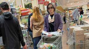 O que tem no carrinho de supermercado de uma das mulheres mais elegantes do país
