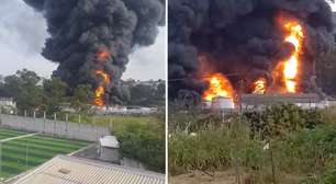 Incêndio de grandes proporções atinge fábrica de solventes na Grande São Paulo