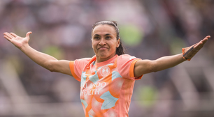 Aos 40 anos, Marta descarta aposentadoria e sonha com Copa de 2027 no Brasil