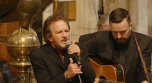 Vídeos: Eddie Vedder, Bono e mais celebram Glen Hansard em seu funeral
