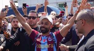 Torcida do Trabzonspor vai à loucura na chegada de Mohamed Salah