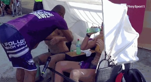 Técnico brasileiro revolta Itália após puxar atletas pelo braço durante final de vôlei de praia