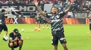 Neymar provoca torcedor na saída do gramado: "Beijo pra tua mulher"