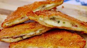Lanche de pão de forma gratinado no forno com bastante queijo derretido e molho cremoso