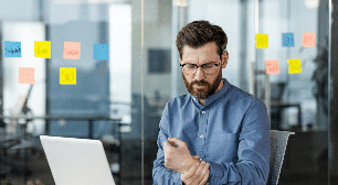 Síndrome do mouse: 5 dicas para evitar dores nos ombros e nos cotovelos no home office