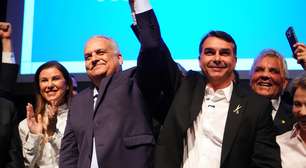 Cercado por mulheres, Flávio Bolsonaro anuncia Alfredo Gaspar como vice: 'Soldado do nordeste'