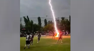 Raio atinge estádio na Tailândia, mata um jogador e deixa outros 12 feridos