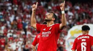 Benfica goleia Hearts e fica perto do play-off da Liga Europa