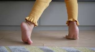 Andar descalço dá gripe? Entenda o que realmente causa a doença no inverno