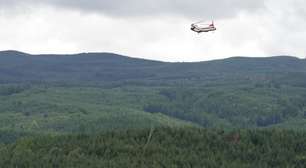 Helicópteros devolvem a vida a rios degradados em megaprojeto ambiental nos Estados Unidos