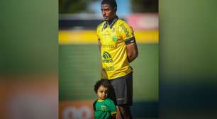 Jogador do Ypiranga FC fez homenagem ao entrar com filho em campo meses antes da morte da criança