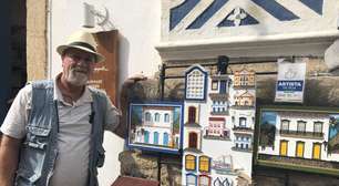 Ele criava brinquedos com o que achava no lixo e, hoje, encanta montando miniaturas históricas