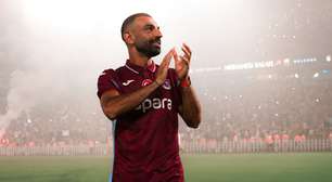 Salah ganha festa surreal ao ser apresentado à torcida do Trabzonspor na Turquia
