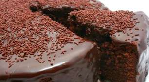 Receita fácil de mud cake: o irresistível bolo de chocolate molhadinho